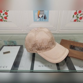 Крупные буквы Gucci подходят для любого времени года. Фотография 