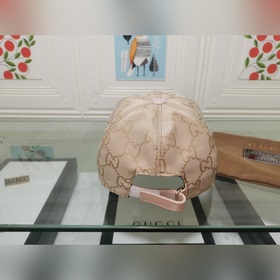 Крупные буквы Gucci подходят для любого времени года. Фотография 