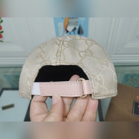 Крупные буквы Gucci подходят для любого времени года. Фотография 