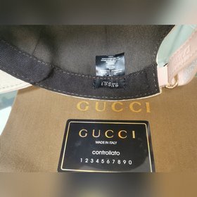 Крупные буквы Gucci подходят для любого времени года. Фотография 