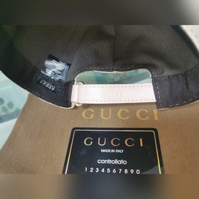 Крупные буквы Gucci подходят для любого времени года. Фотография 
