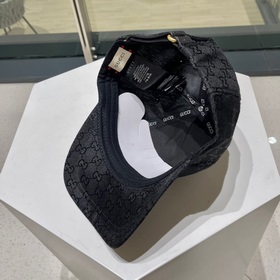 GUCCI 20233 Новая модель бейсболки с лаконичной вышивкой из колле