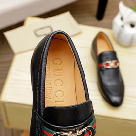 【GUCCI】 GUCCI · Популярные туфли с пуговицами от ведущего бренда,