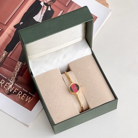 Модель Gucci отличается исключительно женственным стилем. Простой