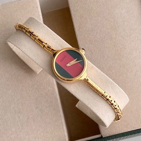 Модель Gucci отличается исключительно женственным стилем. Простой
