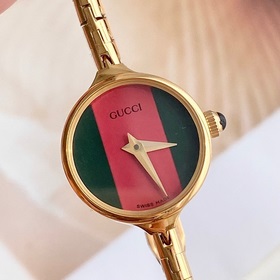 Модель Gucci отличается исключительно женственным стилем. Простой