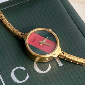 Модель Gucci отличается исключительно женственным стилем. Простой