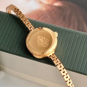 Модель Gucci отличается исключительно женственным стилем. Простой