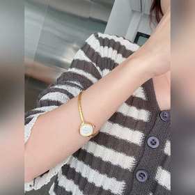 Модель Gucci! Очень женственная. С простым циферблатом, без лишни