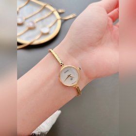 Модель Gucci! Очень женственная. С простым циферблатом, без лишни