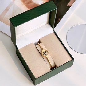 Модель Gucci! Очень женственная. С простым циферблатом, без лишни