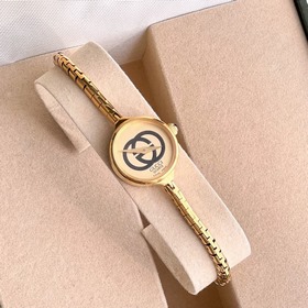 Модель Gucci! Очень женственная. С простым циферблатом, без лишни