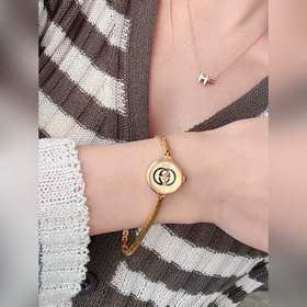 Модель Gucci! Очень женственная. С простым циферблатом, без лишни