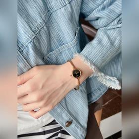 Модель Gucci! Очень женственная. С простым циферблатом, без лишни