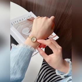 Модель Gucci! Очень женственная. С простым циферблатом, без лишни