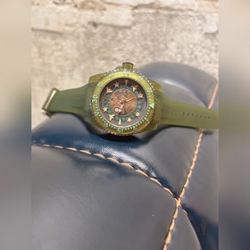 650 Новинка Откройте для себя тайны мира с часами GUCCI DIVE. Се