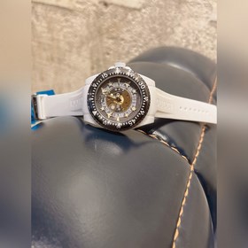 650 Новинка Откройте для себя тайны мира с часами GUCCI DIVE. Се