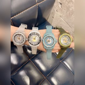 650 Новинка Откройте для себя тайны мира с часами GUCCI DIVE. Се