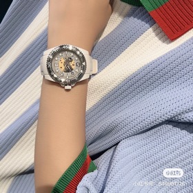 650 Новинка Откройте для себя тайны мира с часами GUCCI DIVE. Се