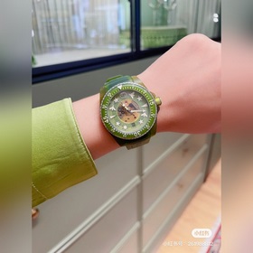 650 Новинка Откройте для себя тайны мира с часами GUCCI DIVE. Се