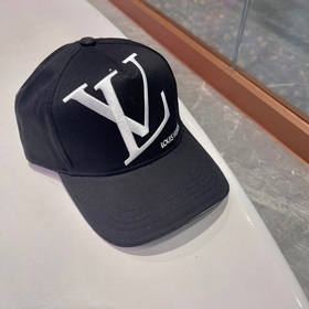 LV бейсболка 2023 Новая модель бейсболки Louis Vuitton. Популярна