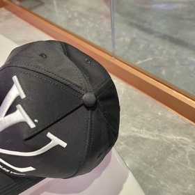 LV бейсболка 2023 Новая модель бейсболки Louis Vuitton. Популярна