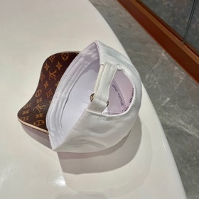 LouiVuittonLV Новая модель бейсболки Louis Vuitton с вышитым лого