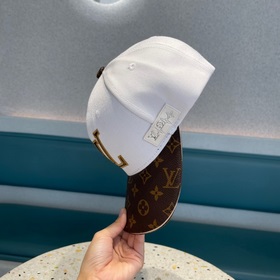 LouiVuittonLV Новая модель бейсболки Louis Vuitton с вышитым лого