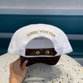 LouiVuittonLV Новая модель бейсболки Louis Vuitton с вышитым лого