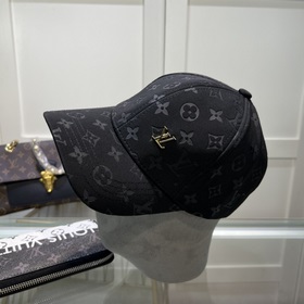 В комплекте с пылезащитным чехлом. Новая бейсболка Louis Vuitton,