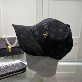 В комплекте с пылезащитным чехлом. Новая бейсболка Louis Vuitton,