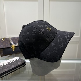 В комплекте с пылезащитным чехлом. Новая бейсболка Louis Vuitton,
