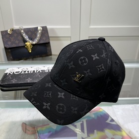 В комплекте с пылезащитным чехлом. Новая бейсболка Louis Vuitton,