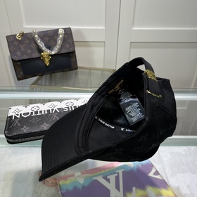 В комплекте с пылезащитным чехлом. Новая бейсболка Louis Vuitton,