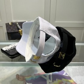 В комплекте с пылезащитным чехлом. Новая бейсболка Louis Vuitton,