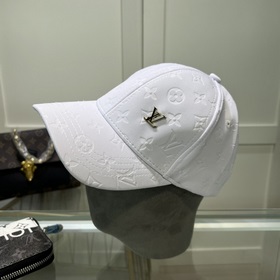 В комплекте с пылезащитным чехлом. Новая бейсболка Louis Vuitton,