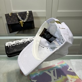 В комплекте с пылезащитным чехлом. Новая бейсболка Louis Vuitton,