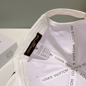 LV бейсболка 2023 Новая модель бейсболки Louis Vuitton. Популярна