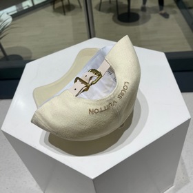 (LV Louis Vuitton) Новая модель вышитой бейсболки в минималистичн