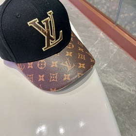 LouiVuittonLV Новая модель бейсболки Louis Vuitton с вышитым лого