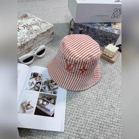 Популярная двусторонняя рыбацкая кепка от Louis Vuitton. Простая