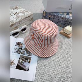 Популярная двусторонняя рыбацкая кепка от Louis Vuitton. Простая 