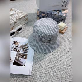 Популярная двусторонняя рыбацкая кепка от Louis Vuitton. Простая