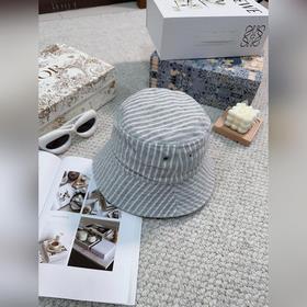 Популярная двусторонняя рыбацкая кепка от Louis Vuitton. Простая 