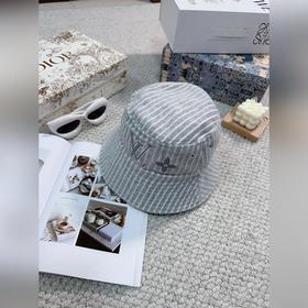 Популярная двусторонняя рыбацкая кепка от Louis Vuitton. Простая 