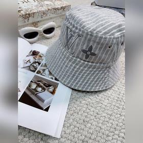 Популярная двусторонняя рыбацкая кепка от Louis Vuitton. Простая 