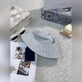 Популярная двусторонняя рыбацкая кепка от Louis Vuitton. Простая 