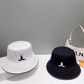 Новинка! Louis Vuitton представляет новую модель шляпы-ушанки LV.