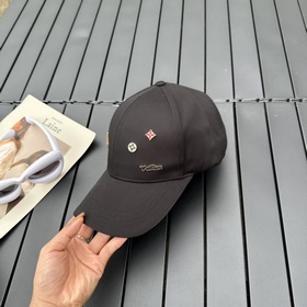 Louis Vuitton представляет новую бейсболку LV, изготовленную с вы