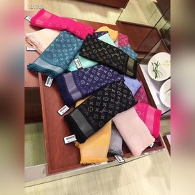 Louis Vuitton. «Синий с золотыми нитями» «Классический квадратный